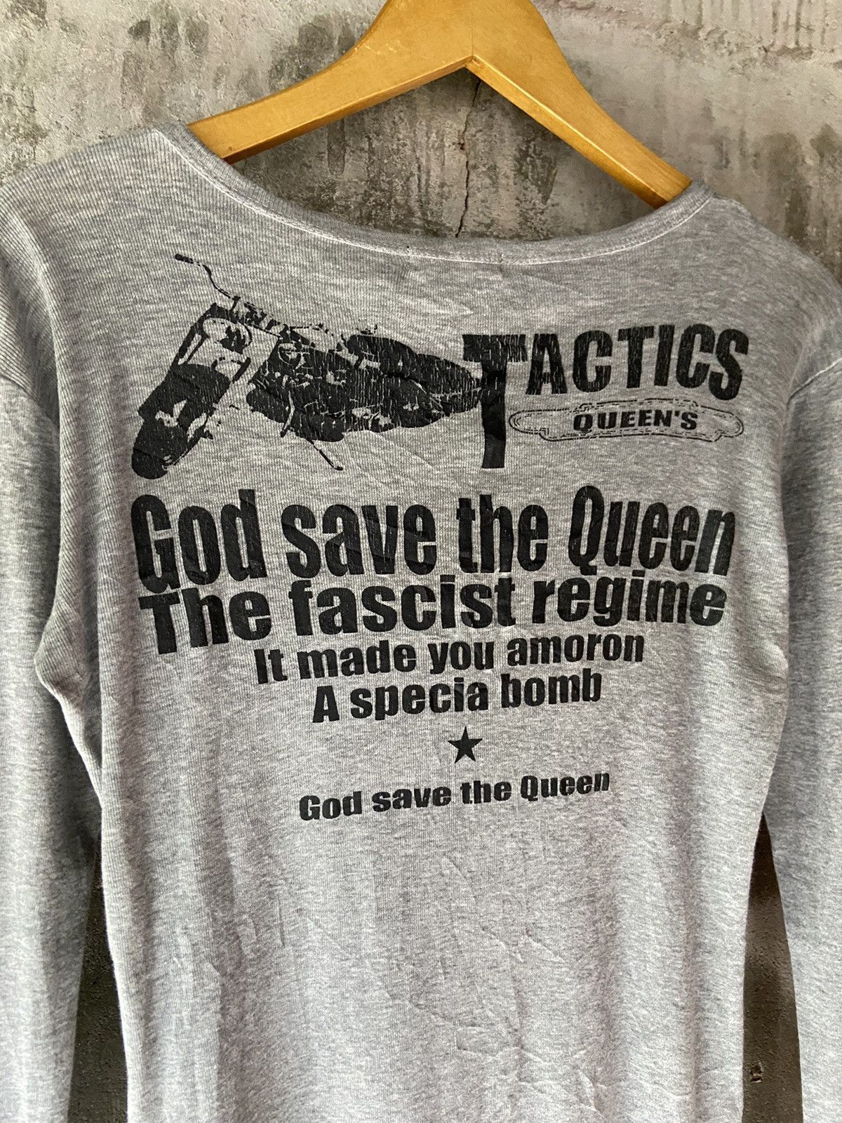 Japanese Brand TACTICS QUEEN'S GOD SAVE THE QUEEN LONG SLEEVE Size US S / EU 44-46 / 1 - 8 Thumbnail