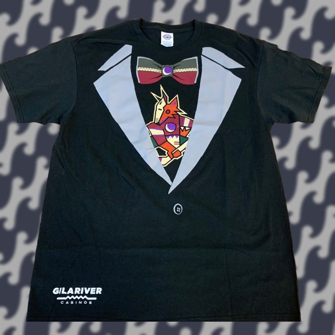 Delta VINTAGE Phoenix Coyotes Gila river Casino Promo Tuxedo T-Shirt Arizona L Black Mens 90s Graphic Tee Size US L / EU 52-54 / 3 - 1 Thumbnail