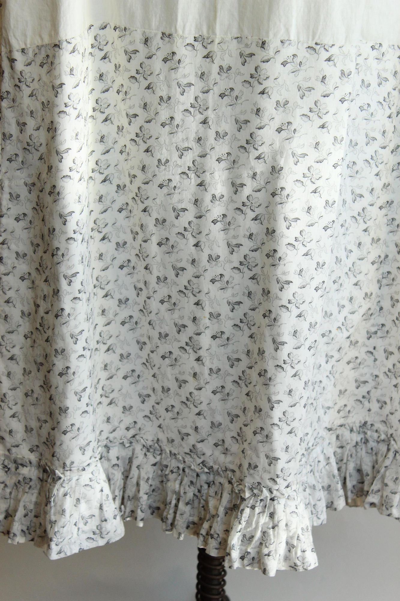 Vintage Vintage Antique 1890s Skirt, Victorian Gray and White Floral Size 26" / US 2 / IT 38 - 4 Thumbnail