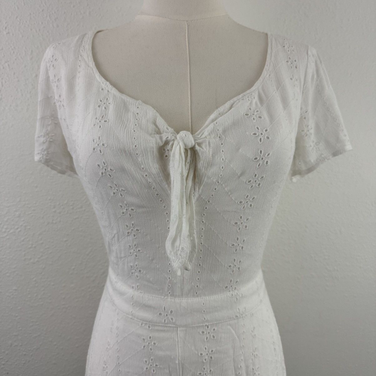 Hollister HOLLISTER White Eyelet Lace Short Sleeve Romper Shorts Size XS / US 0-2 / IT 36-38 - 5 Thumbnail