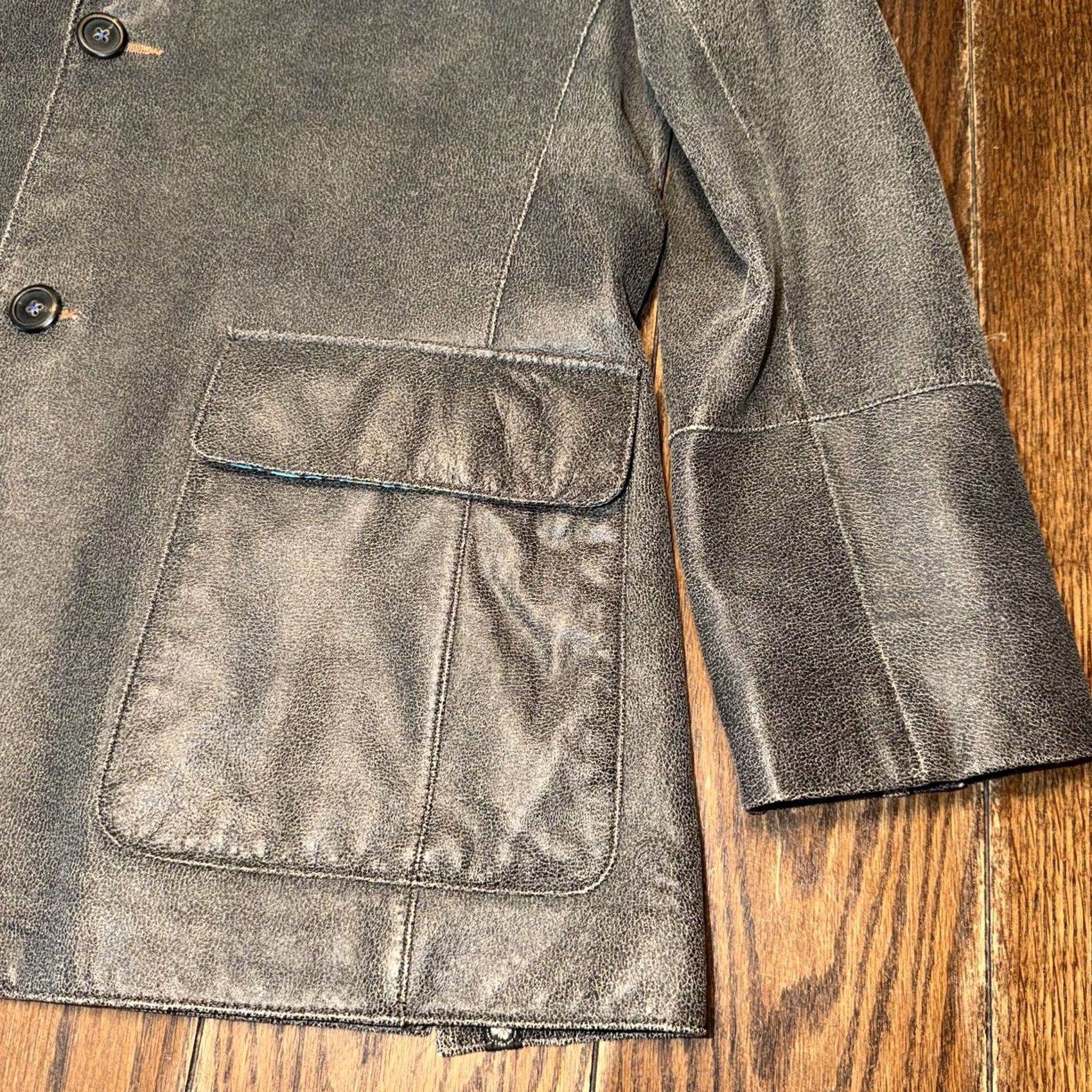 Robert Graham Robert Graham Gray Leather Jacket Men’s 42/52 Lined Casual Jacket Mens Regular Size 42/52 Gray Leather Button Logo Vintage No Size US XS / EU 42 / 0 - 4 Thumbnail