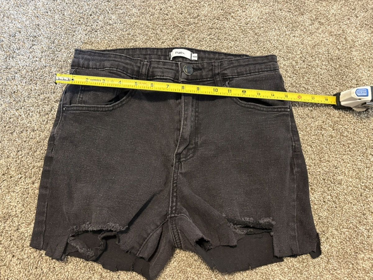 rue21 (Rue 21+) Black Denim Jean Shorts: Size 16W Size 30" / US 8 / IT 44 - 3 Thumbnail