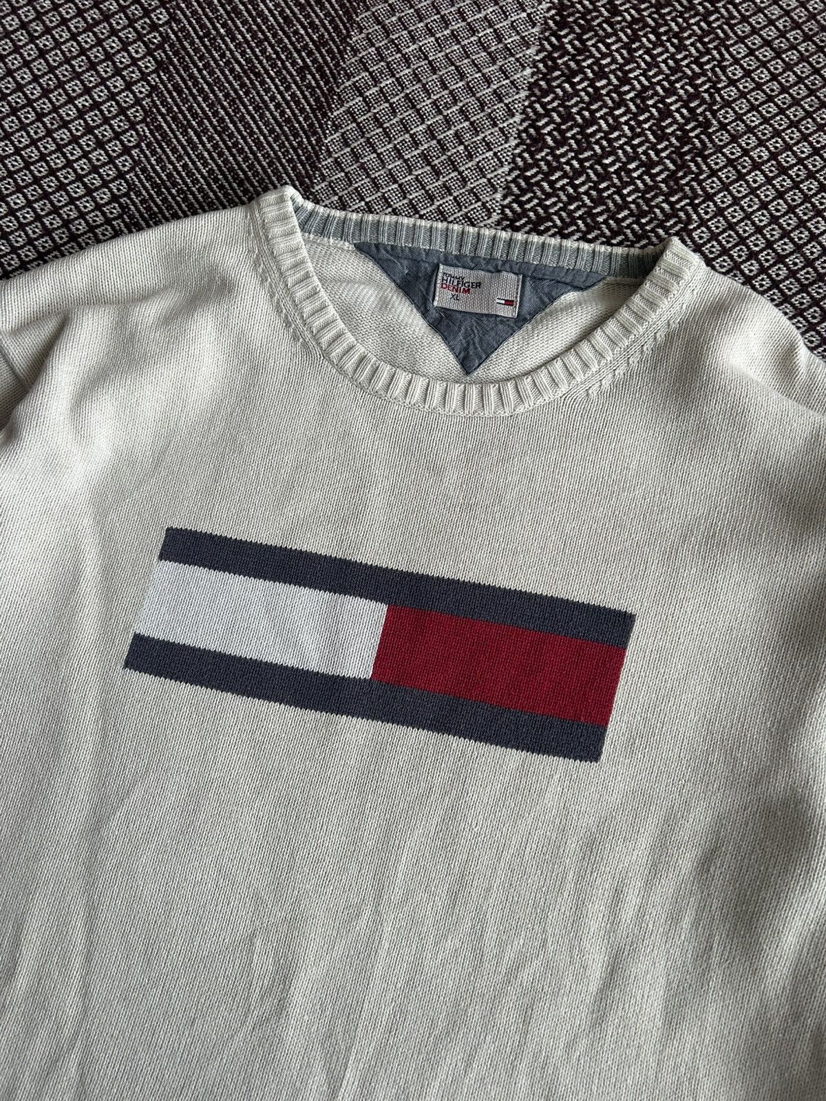 Tommy Hilfiger Vintage Tommy Hilfiger Denim Big Logo Heavy Sweater Size XL Size US XL / EU 56 / 4 - 3 Thumbnail