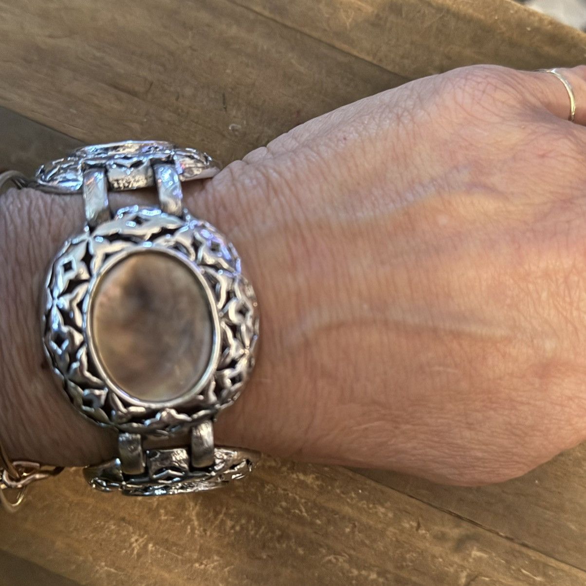 Other Chunky silver tone oval filigree link MOP bracelet Size ONE SIZE - 4 Thumbnail