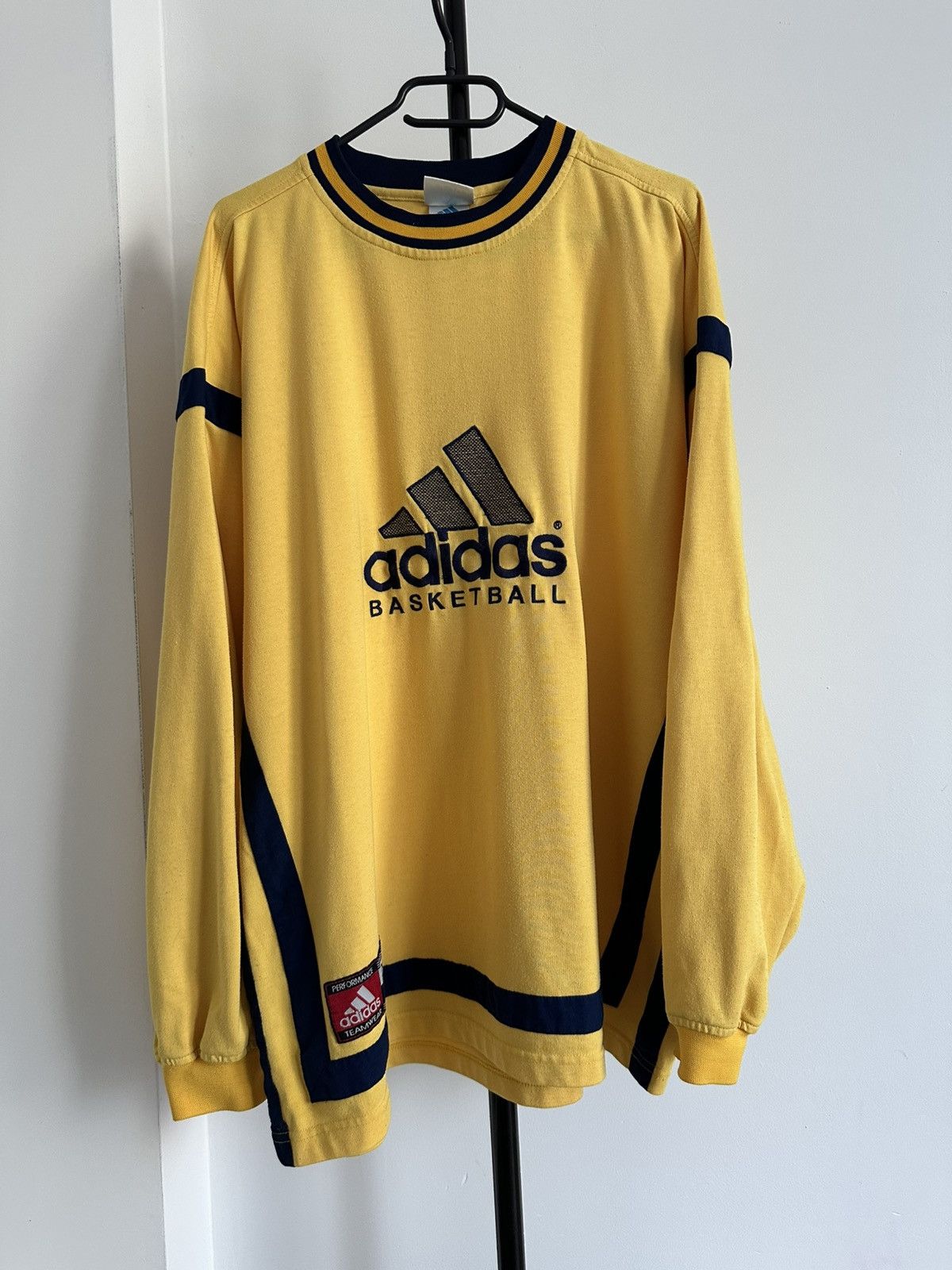 90’s Adidas Basketball Vintage crewneck sweatshirt yellow