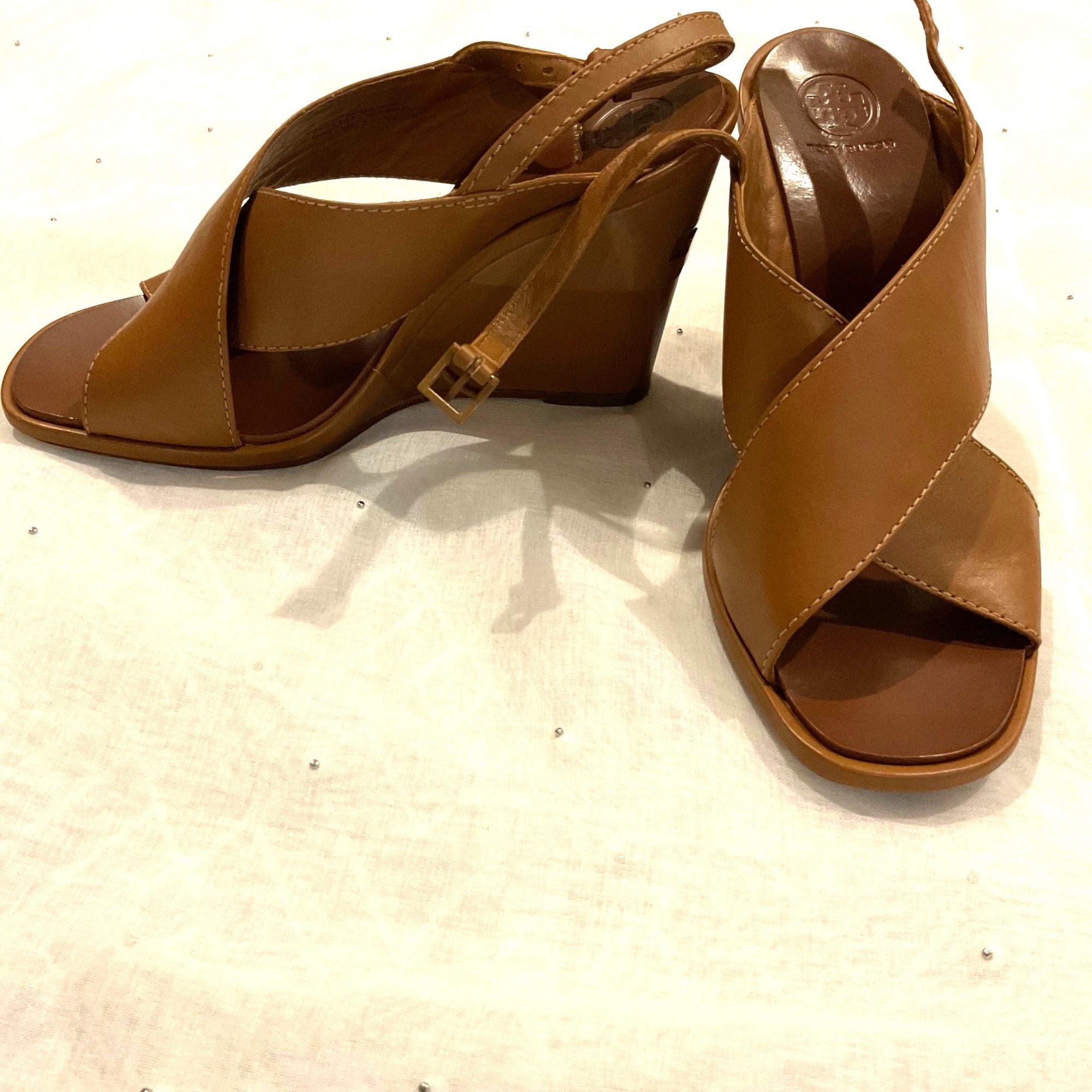 New without box Tory Burch brown wedge sandals Royal Crisscr