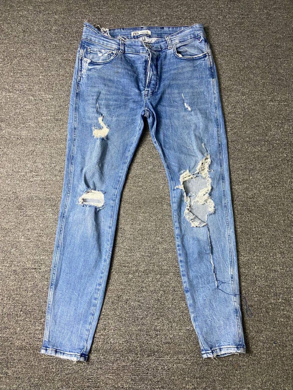 ZARA Distressed Denim Ripped Jeans (131)