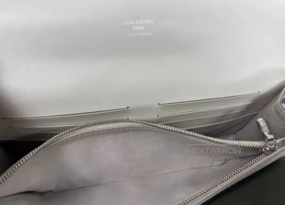 Louis Vuitton White Textured Crossbody Clutch Bag. Size ONE SIZE - 4 Thumbnail