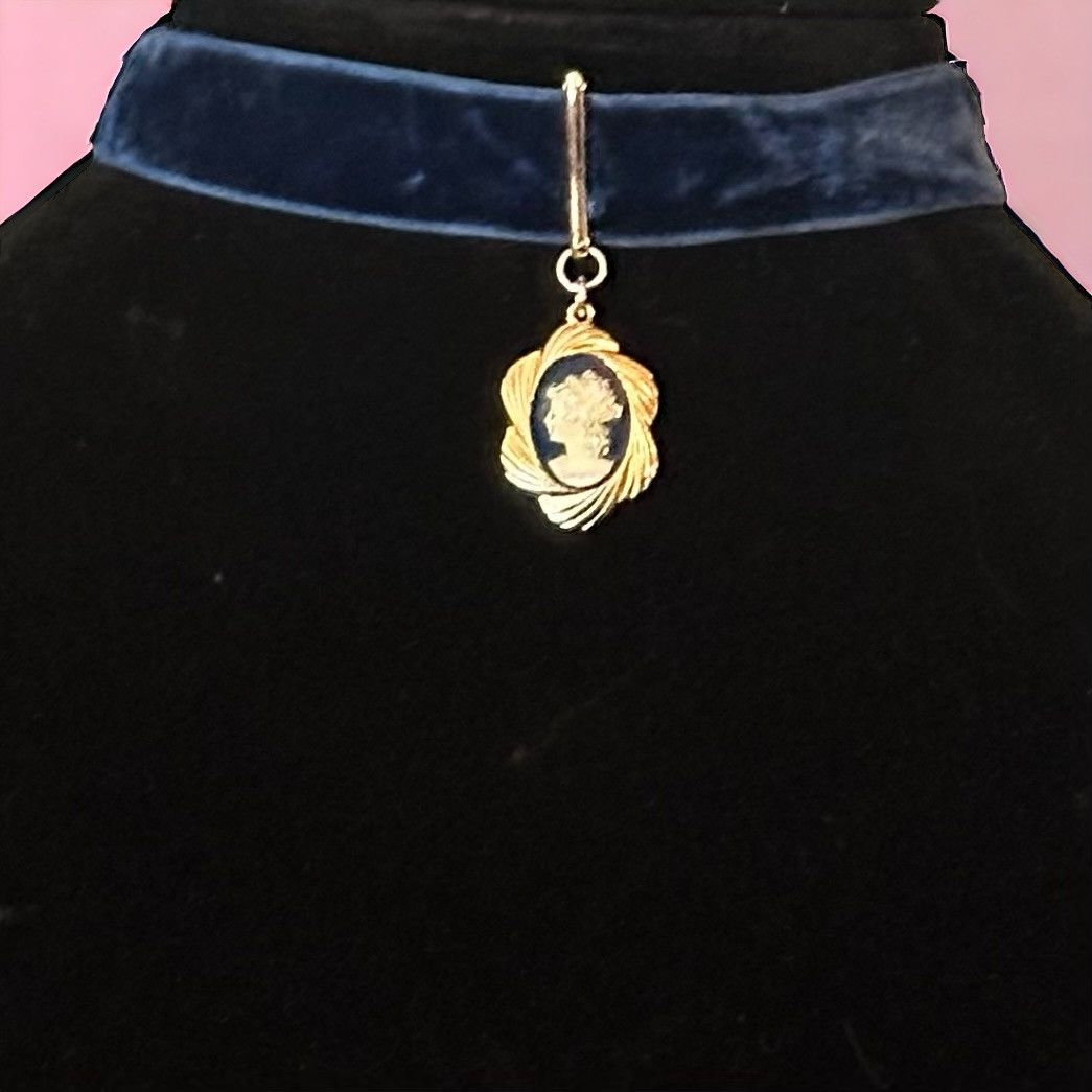 Vintage Vintage blue velvet cameo pendant choker necklace Size ONE SIZE - 1 Thumbnail