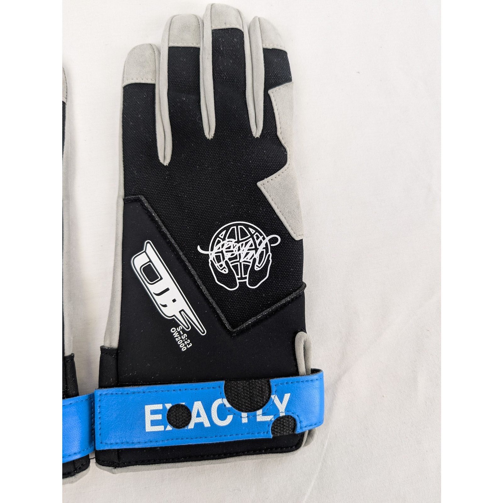 Off-White o1rshd1 Size: OS / Exact Opp Gloves in Black/White Size ONE SIZE - 2 Thumbnail