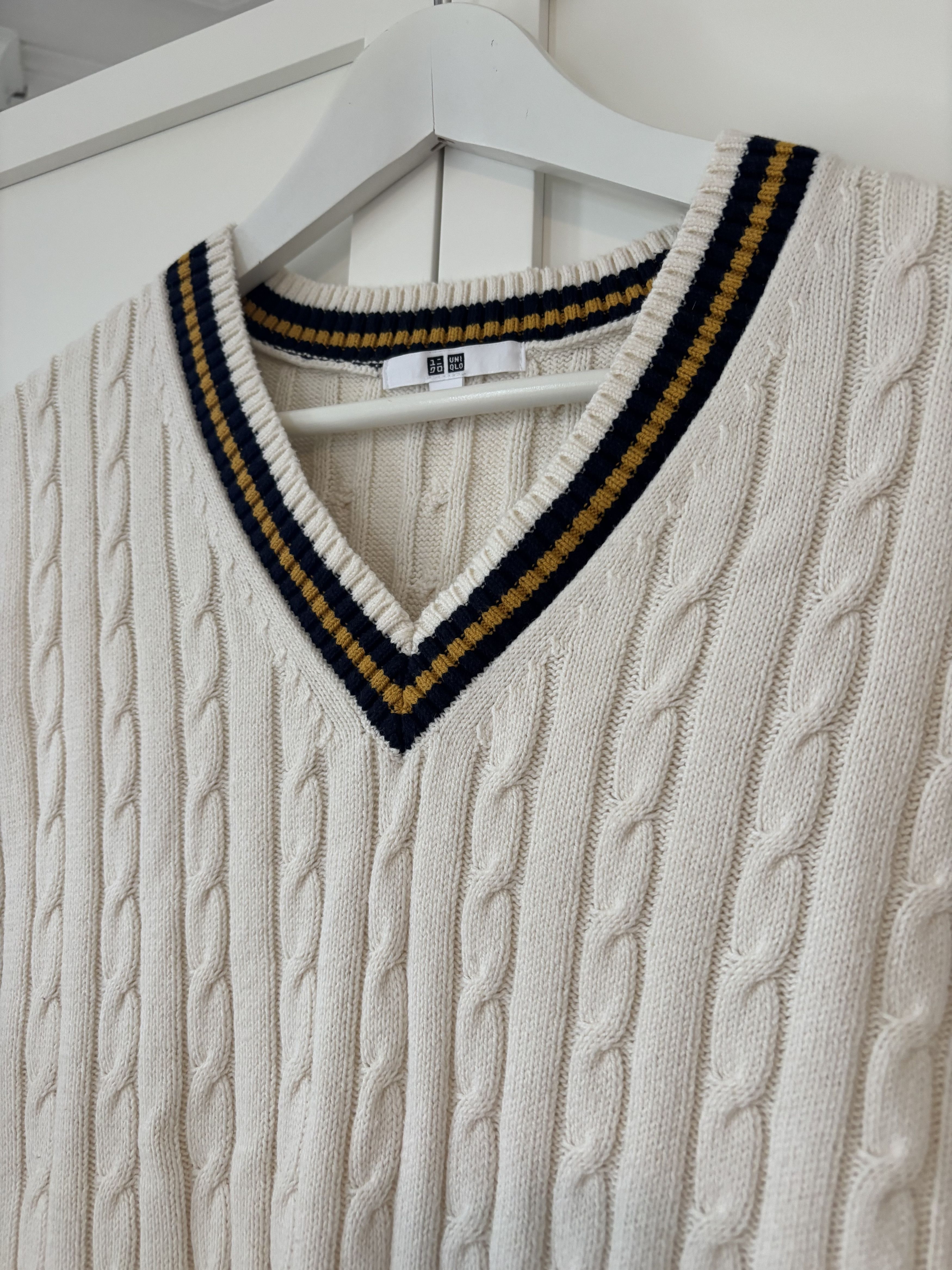 Uniqlo Woman's Uniqlo cable knit v-neck vest Size L / US 10 / IT 46 - 2 Thumbnail