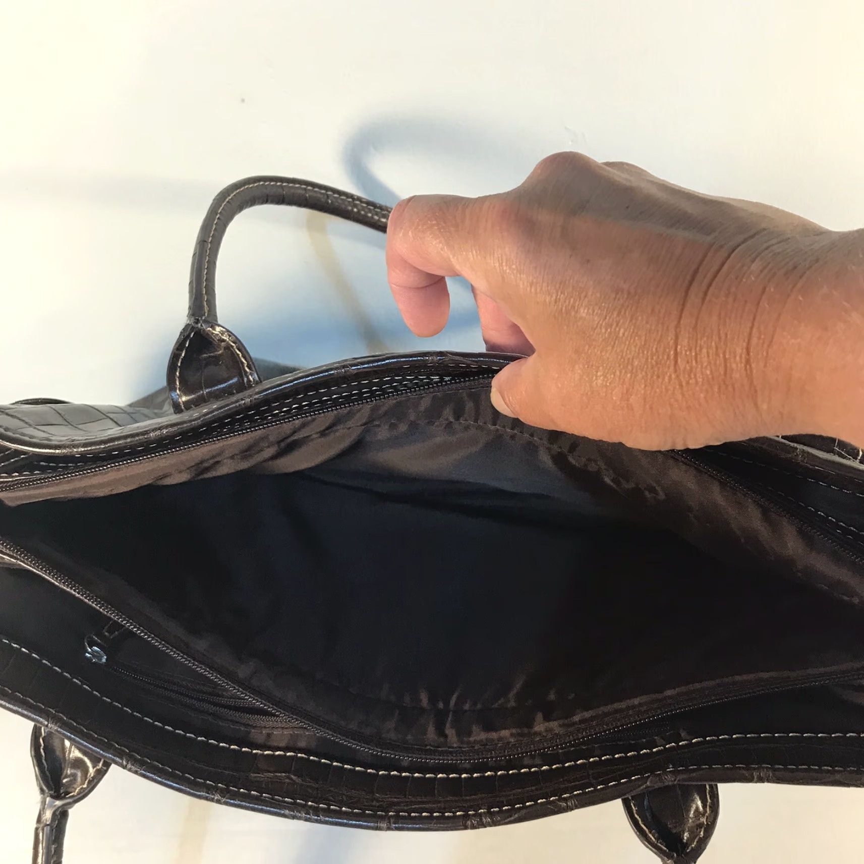 Crocs VINTAGE? No. Unbranded XL Brown Croc Embossed Faux Leather Laptop Bag (Laptop Bag, Women, Extra Large, Brown, Croc Embossed) Size ONE SIZE - 4 Thumbnail