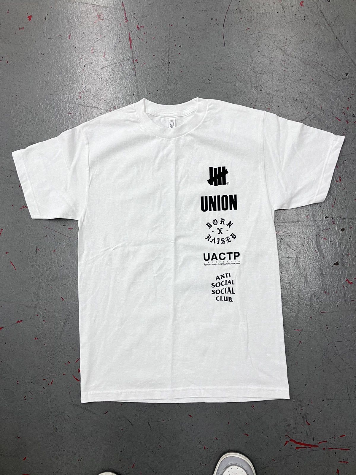 Born X Raised × Undefeated × Union LA Undefeated x Union x Born X Raised Toy Drive Tee Medium Size US M / EU 48-50 / 2 - 1 Thumbnail