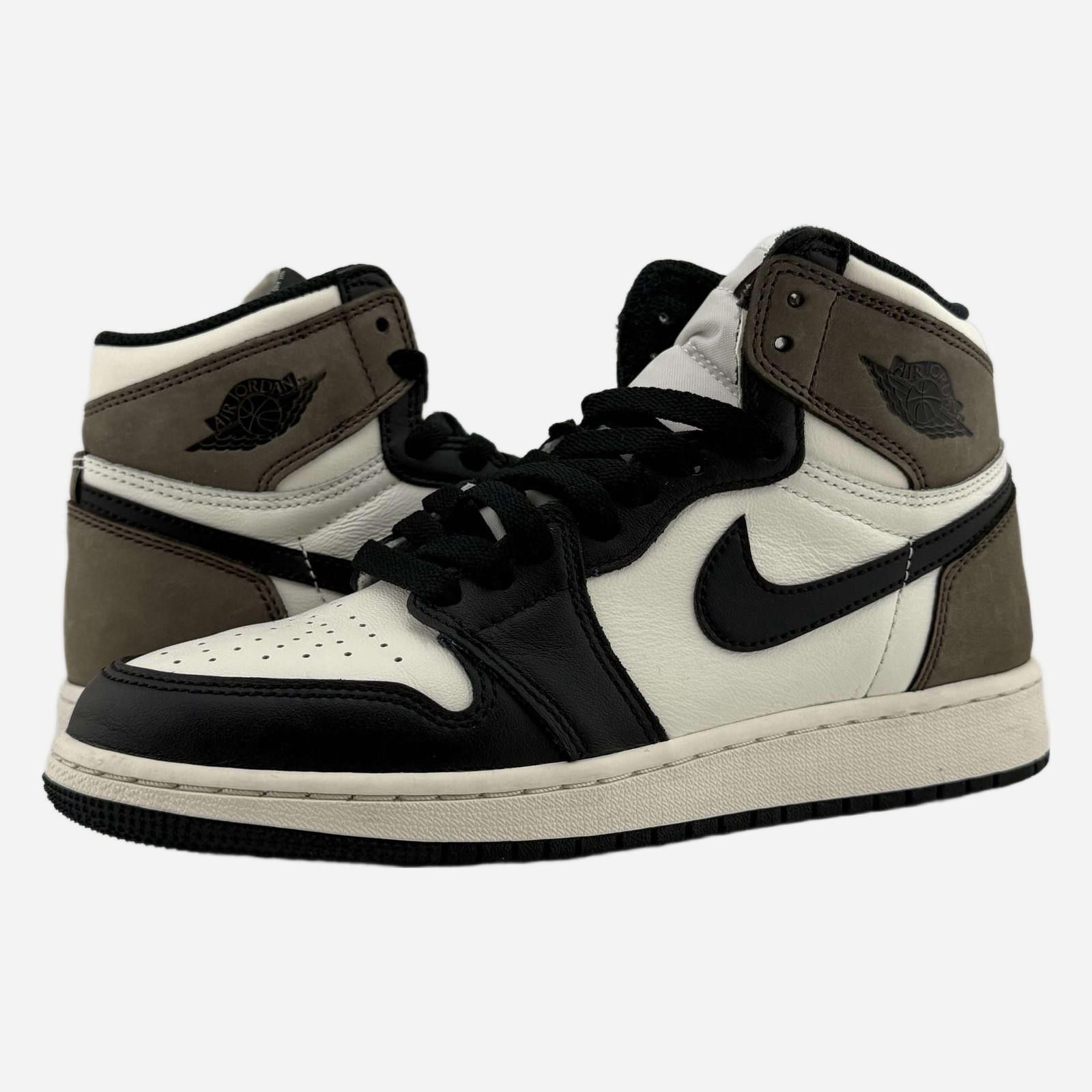 Nike Nike Air Jordan 1 Retro High OG Mocha 4.5Y Size US 5 / EU 37 - 1 Thumbnail