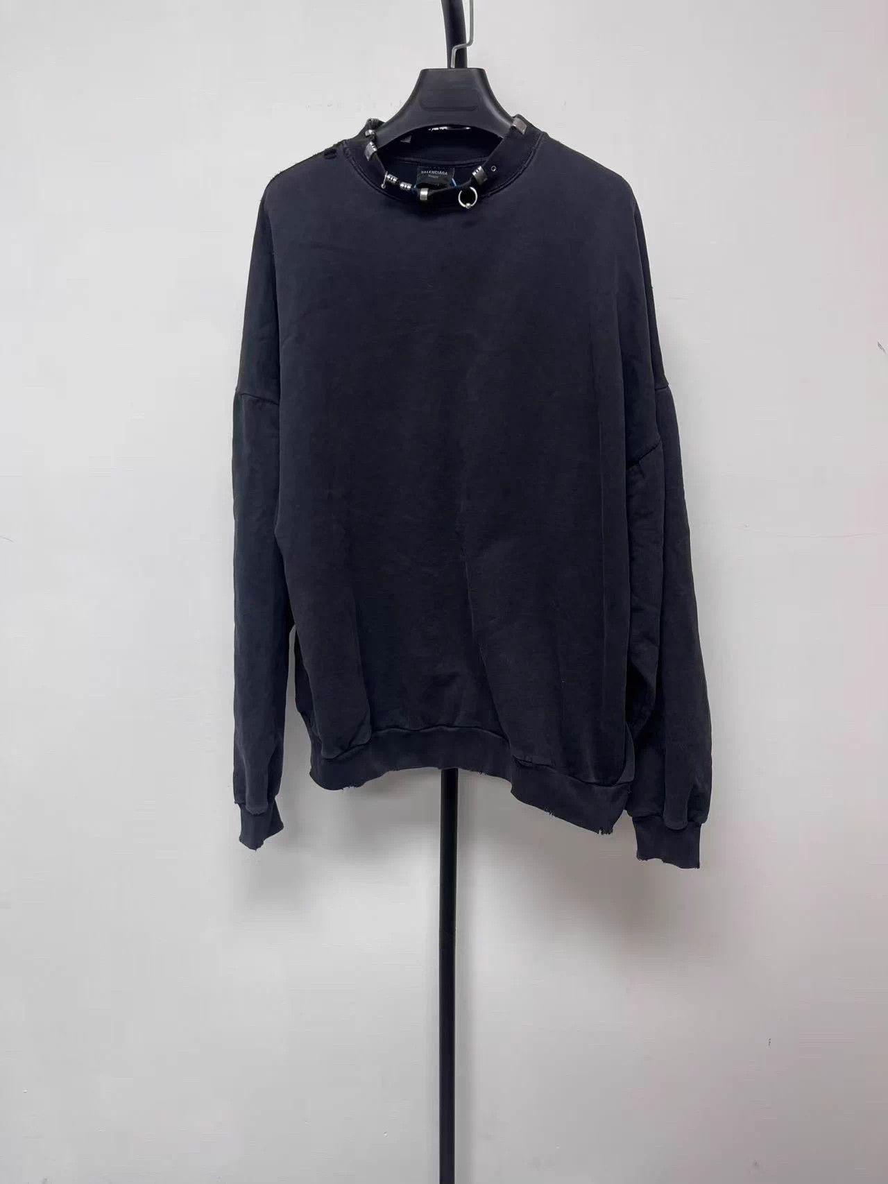 Balenciaga Balenciaga Perforated Logo Crewneck Sweatshirt M Size M / US 6-8 / IT 42-44 - 1 Thumbnail