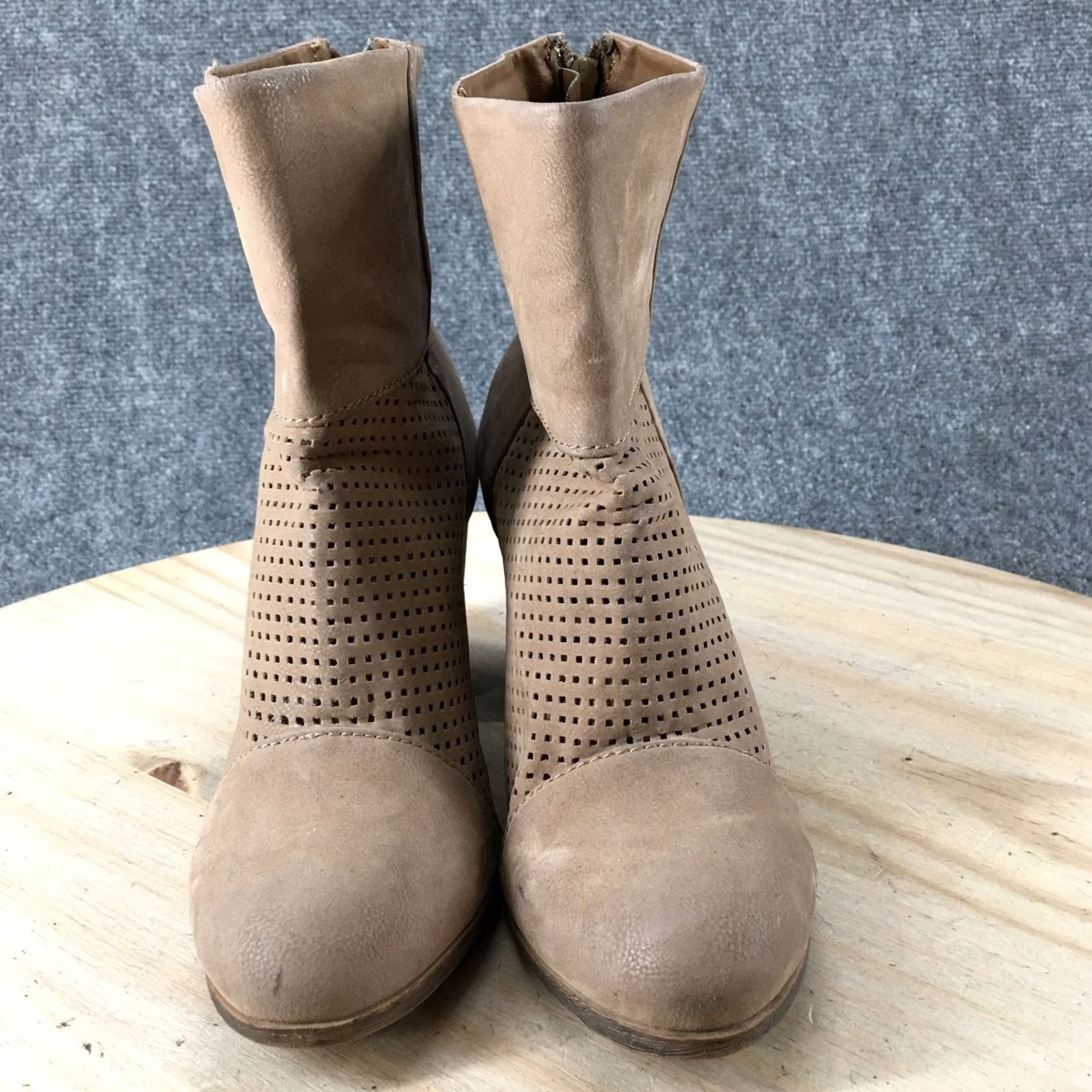 Vintage SO Boots Womens 8 M Beige Faux Leather Perforated Ankle Booties Heels Size US 8 / IT 38 - 6 Thumbnail