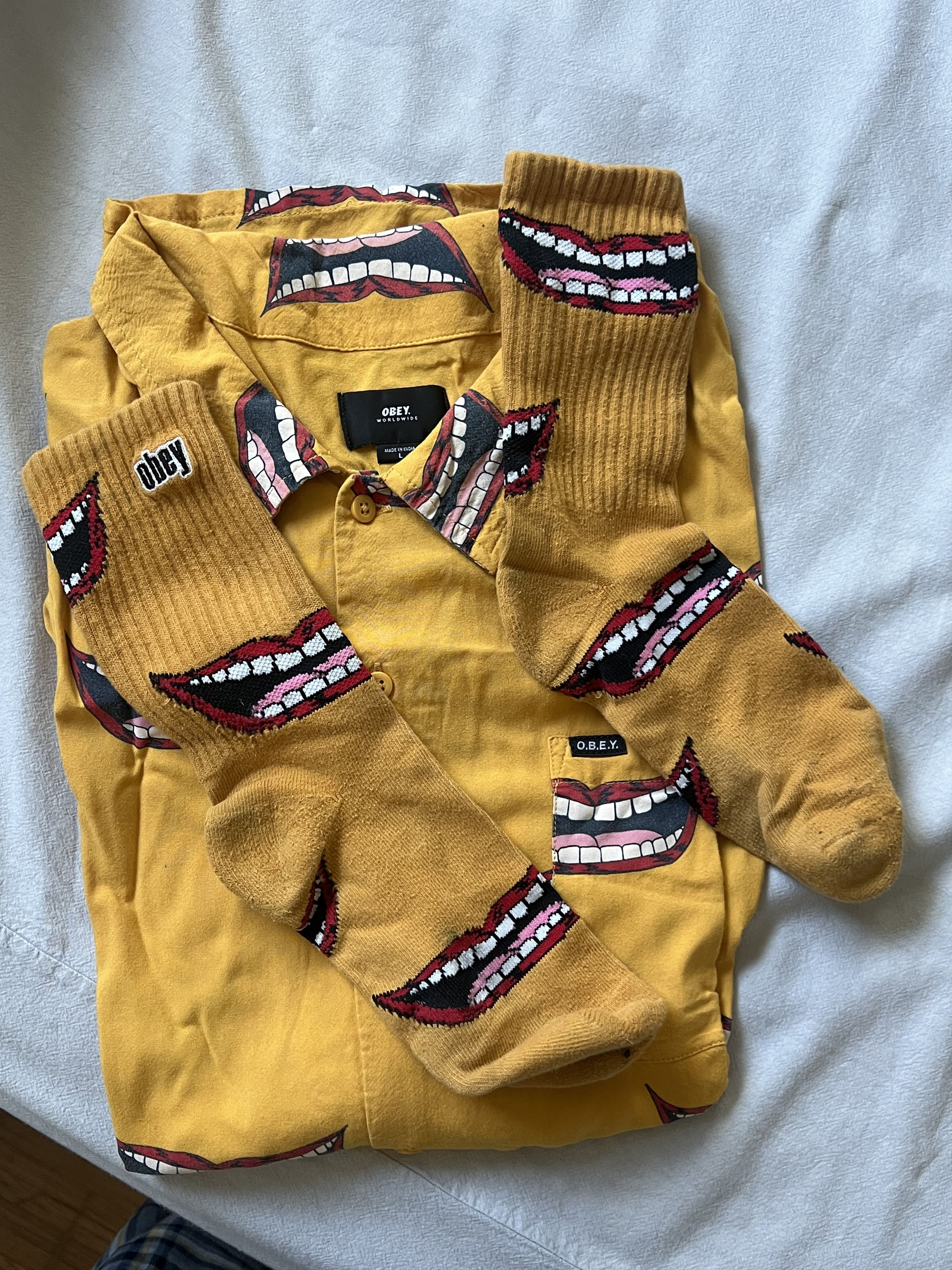 Obey Easy Lips Smile Shirt + Matching socks! Size US L / EU 52-54 / 3 - 6 Thumbnail
