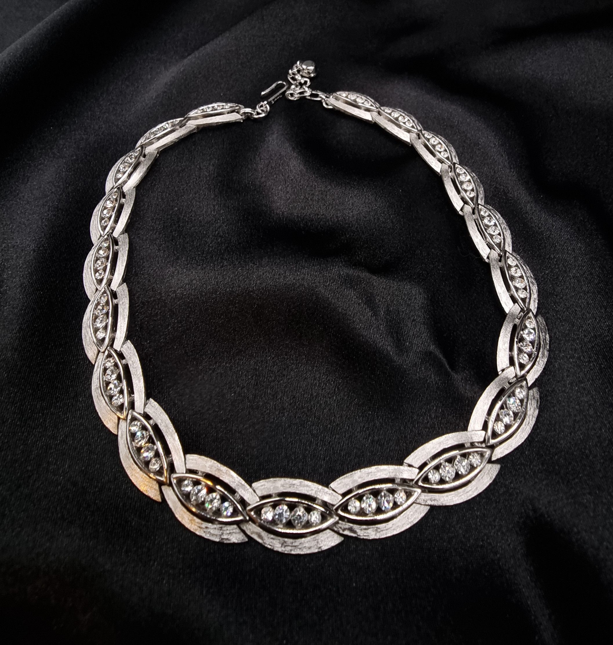 Vintage Rare Find Vintage 1960s Crown Trifari Silver-Tone Choker Nec Size ONE SIZE - 5 Thumbnail