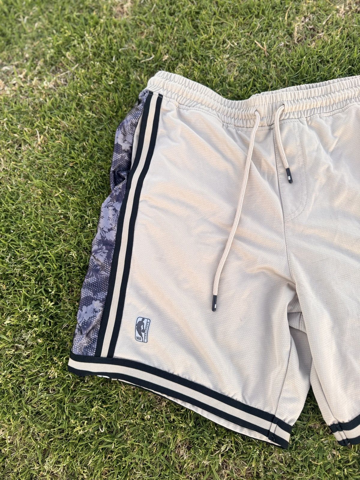 NBA NBA Tan and Gray Athletic Shorts Size US 32 / EU 48 - 3 Thumbnail