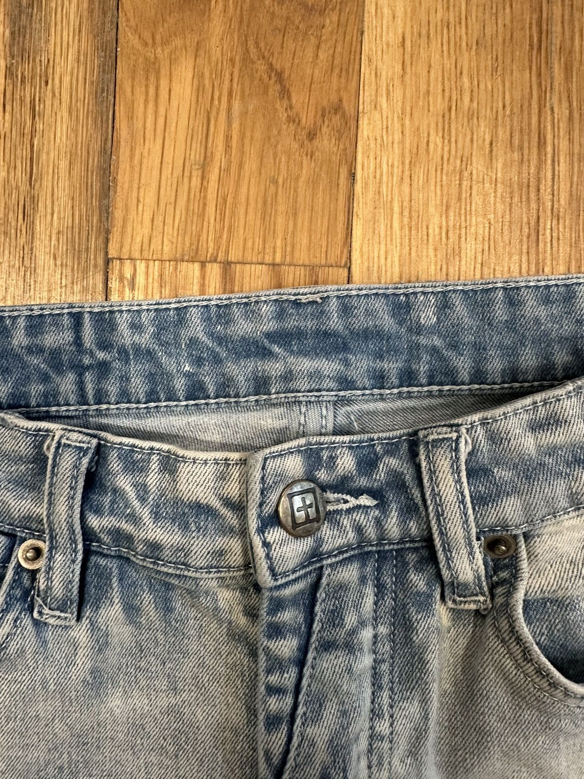 Ksubi Ksubi Knee Rip Red Spell Light Blue Denim Jeans Size 32 Size US 32 / EU 48 - 3 Thumbnail