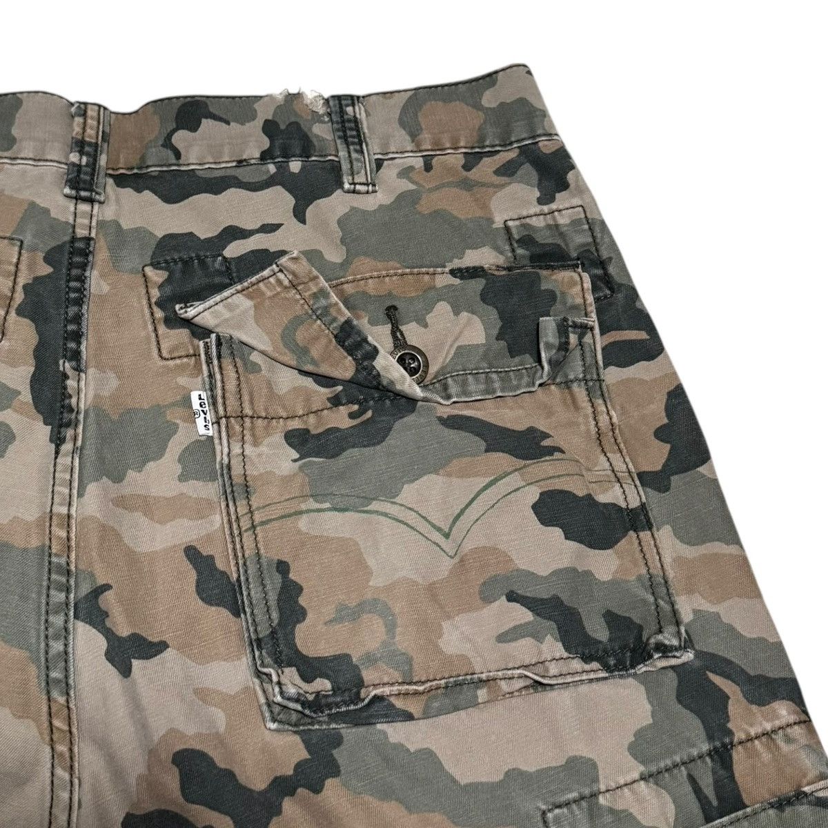 Levi's Levi's Camouflage Baggy Pockets Cargo Shorts Men's 35 Size US 35 - 2 Thumbnail