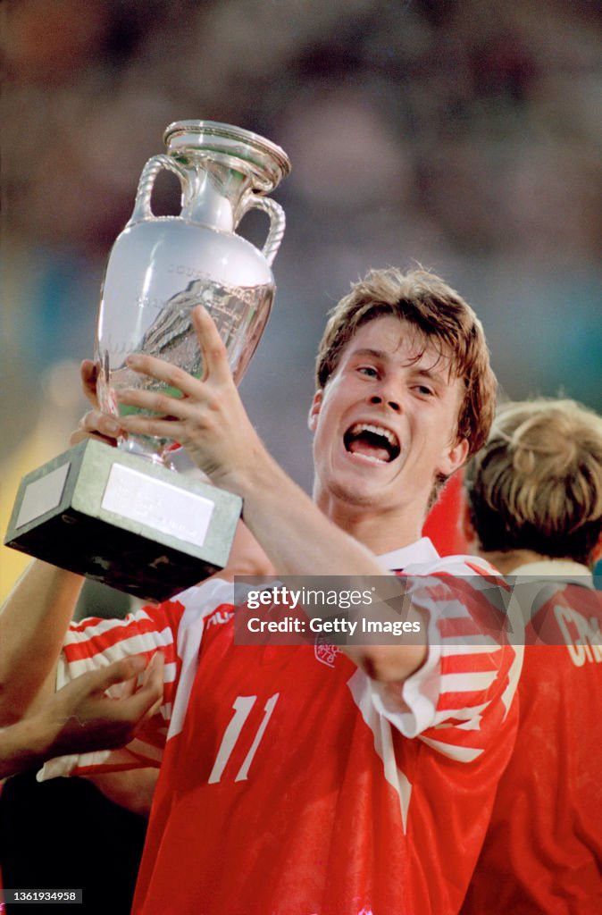 Hummel Denmark Home 1992 Euro Winner Laudrup #11 Soccer Jersey Size US M / EU 48-50 / 2 - 3 Thumbnail