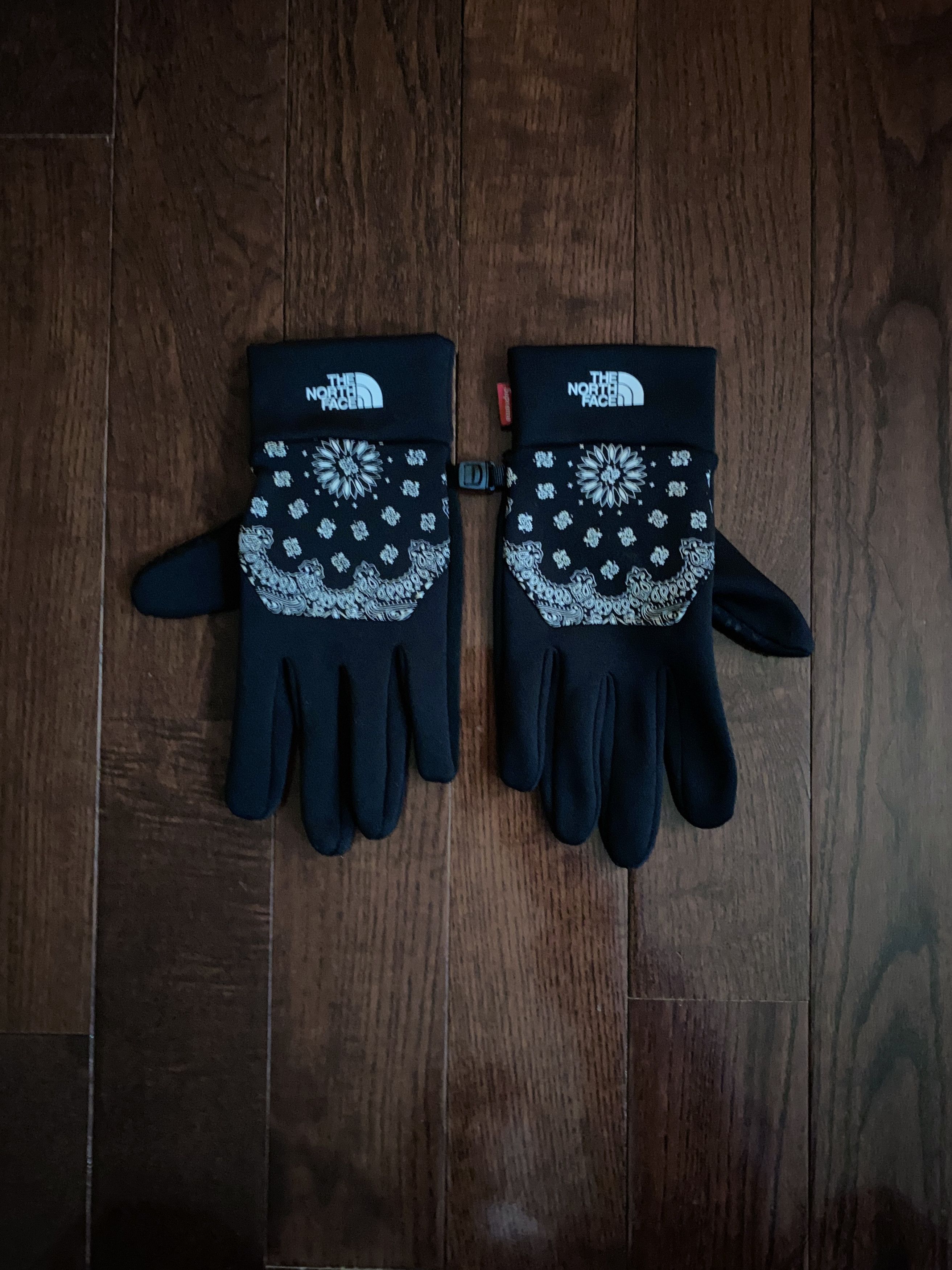 Supreme SUPREME North Face Red Bandana Paisley FW'14 Gloves | Grailed