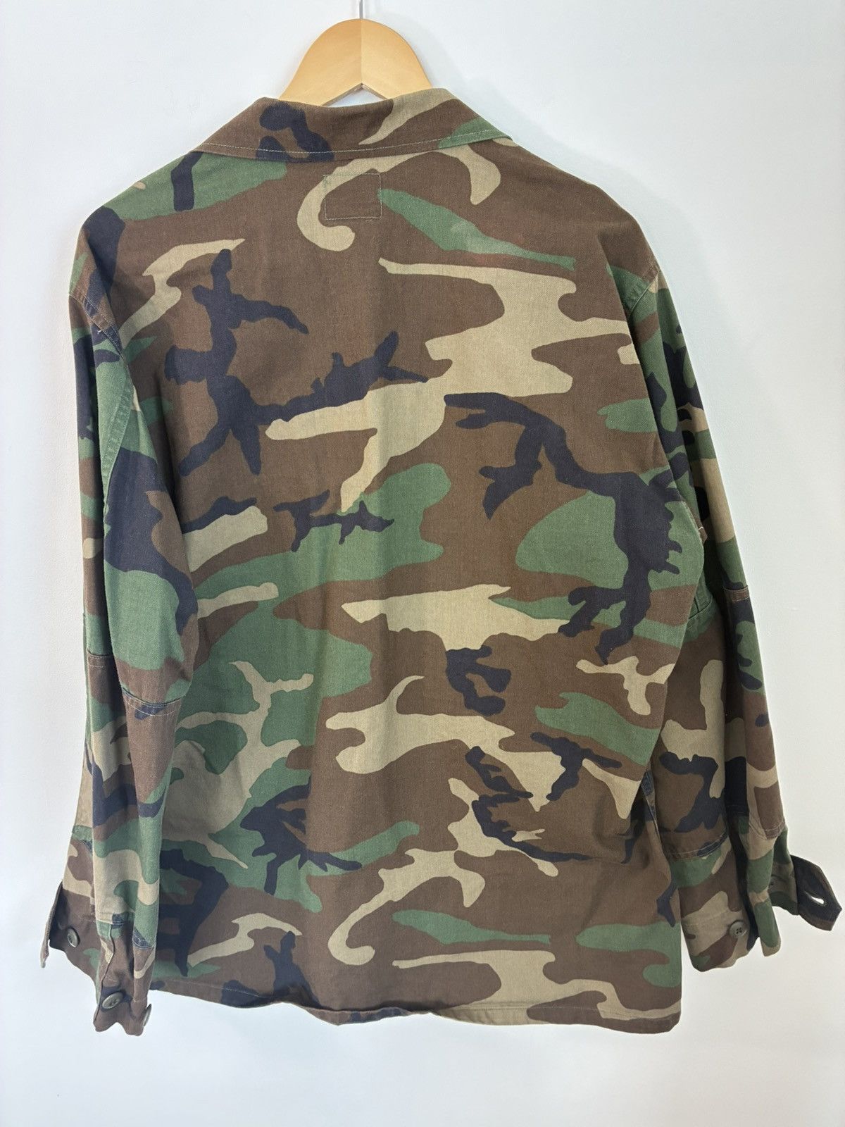 Vintage Vintage Woodland Camo Army Overshirt Jacket Size US L / EU 52-54 / 3 - 7 Thumbnail