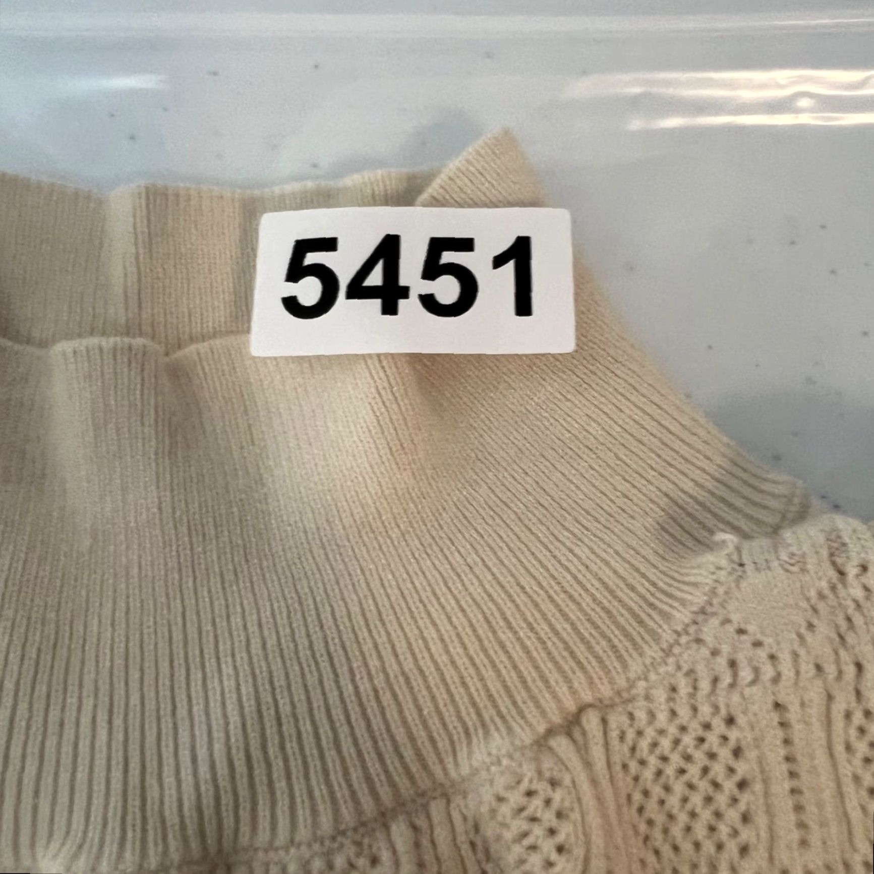 Vintage WHO WHAT WEAR Women's XS Cream Sleeveless Knit Top Ruffle Trim Lace Detail Mock Neck Casual Blouse Womens XS Cream Knit Top 90s? Size XS / US 0-2 / IT 36-38 - 8 Thumbnail