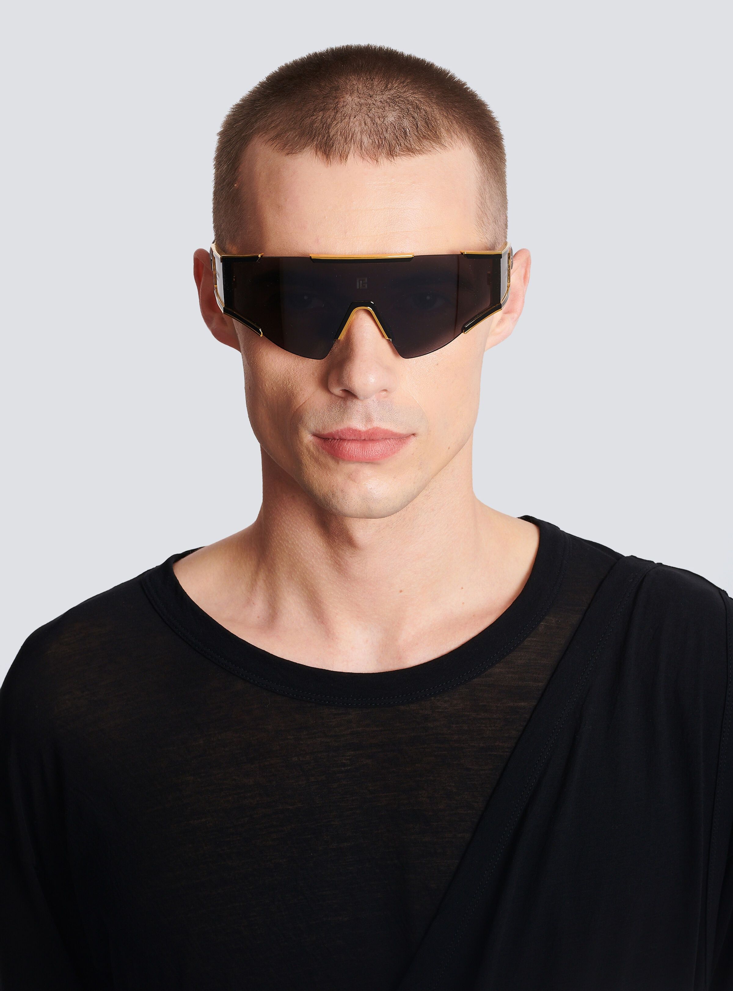 o1s1wg111025 Size: OS/Fleche Sunglasses in Black/Golden