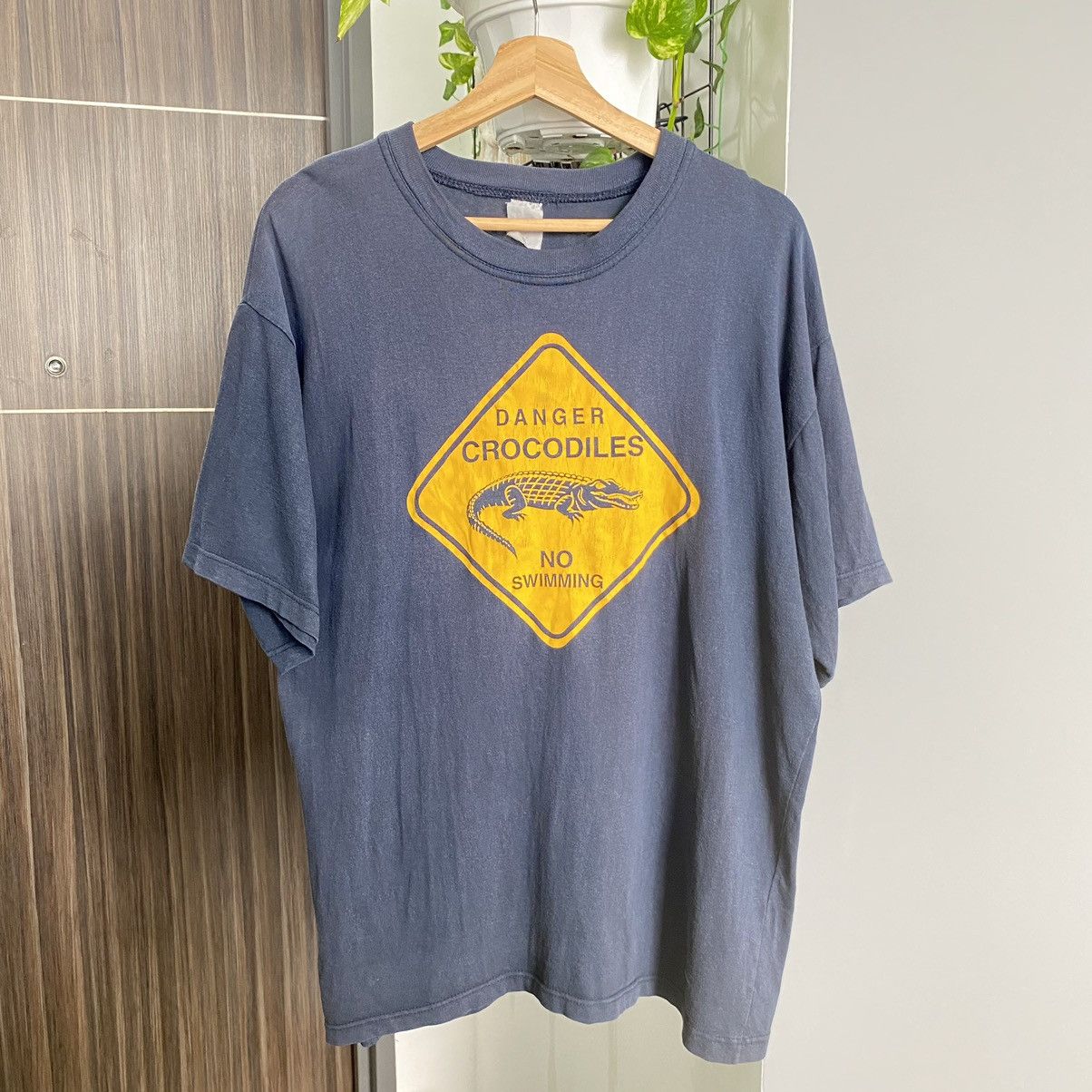 Man Made In Australia Thrashed Faded Vintage Y2K Crocodiles ERD GRUNGE TSHIRT Size US XL / EU 56 / 4 - 1 Thumbnail