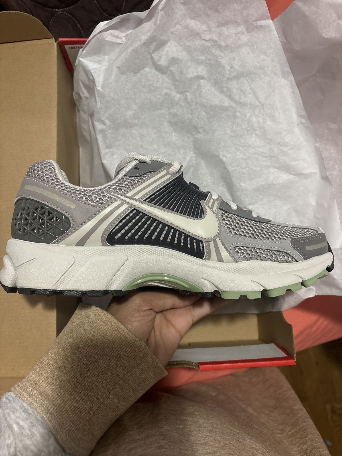 Nike Nike Zoom Vomero 5 Size US 7 / EU 40 - 7 Thumbnail