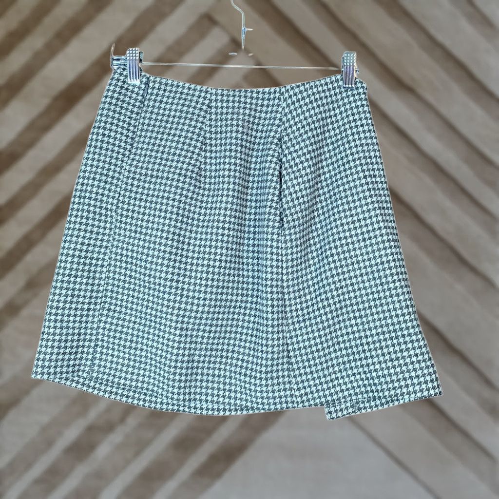 Uniqlo Uniqlo Skirt Black Gray Pull On Side Zip Tweed Houndstooth Wool Blend 4 Mini Short Womens Size 27" / US 4 / IT 40 - 1 Thumbnail