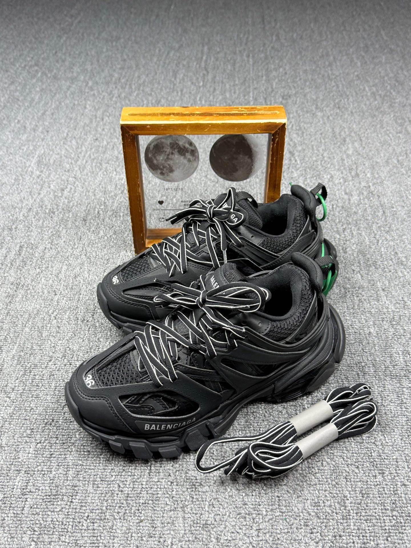 Balenciaga Balenciaga Black Lowtop Sneakers it_36 Women Size US 6 / IT 36 - 1 Thumbnail