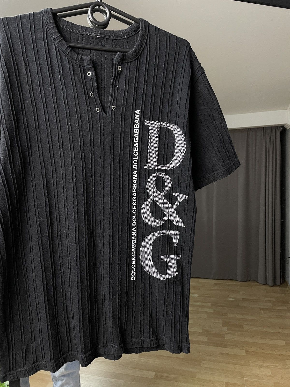 Vintage Vintage Avantgarde Dolce&Gabbana Tee 00s Style DG T-shirt Size US L / EU 52-54 / 3 - 3 Thumbnail