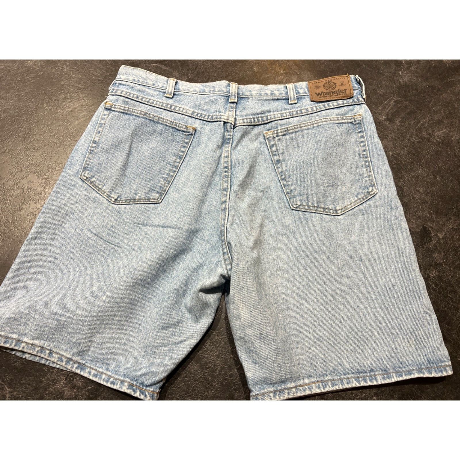 Wrangler Wrangler Bermuda Shorts Men 36 Relaxed Blue Denim 8" Inseam Pockets Cotton Casual 90s Cowboy Logo Vintage: NoMens Size US 36 / EU 52 - 5 Thumbnail