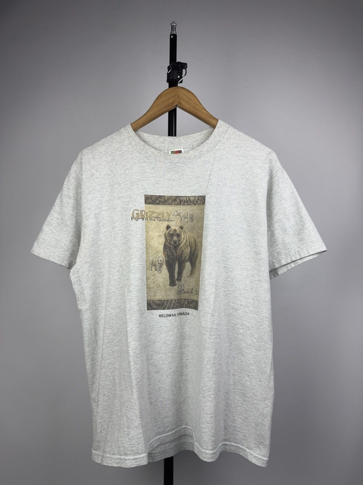 Vintage Vintage 90s Grizzly Bear Kelowna Canada Wildlife T-Shirt Size US L / EU 52-54 / 3 - 1 Thumbnail