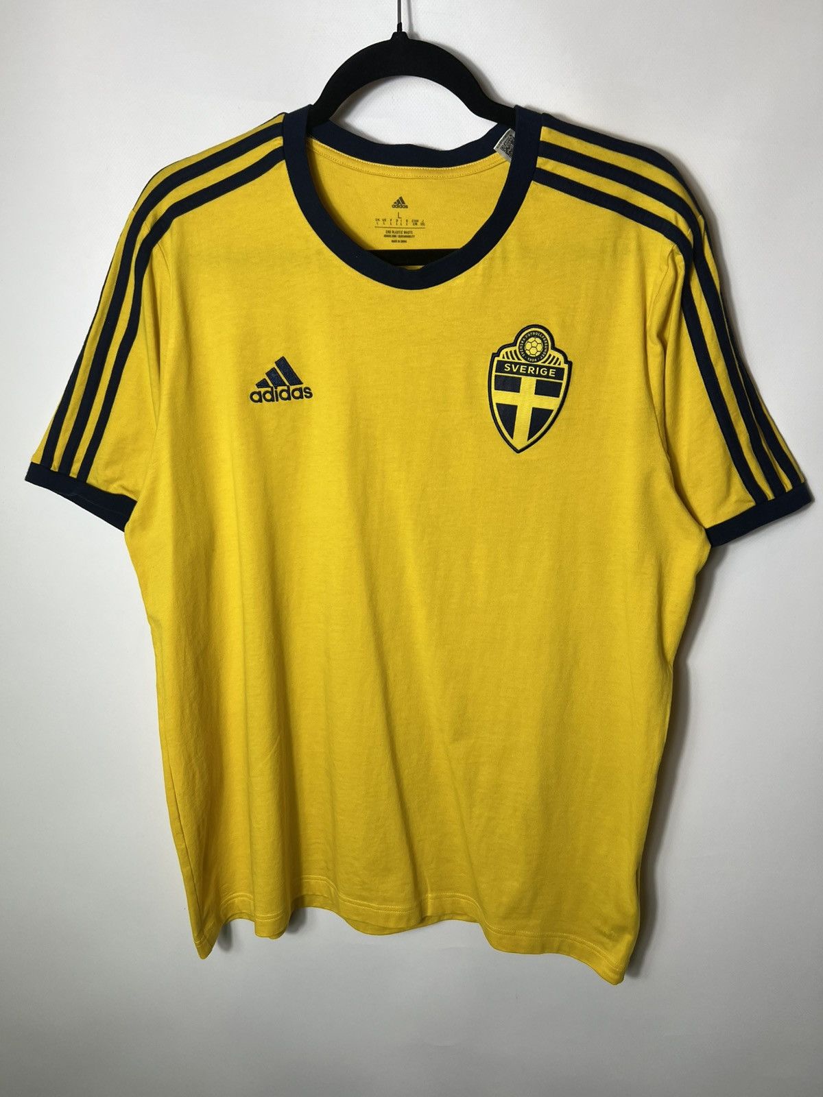 Adidas MENS ADIDAS SWEDEN NATIONAL 22 SOCCER FOOTBALL SHIRT JERSEY Size US L / EU 52-54 / 3 - 1 Thumbnail