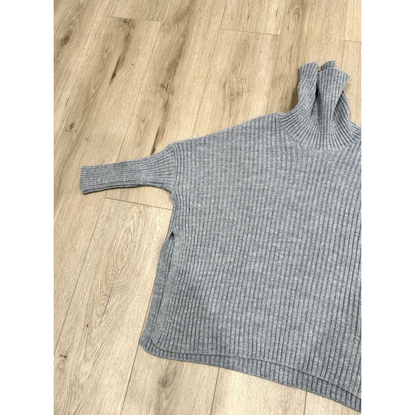 Vintage VINTAGE NWT MerSea New Yorker Ribbed Cowl Sweater Grey Cozy Chic One Size Size ONE SIZE - 4 Thumbnail
