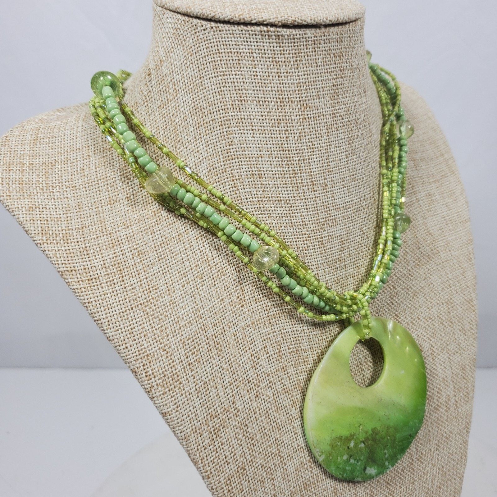The Unbranded Brand Vintage Seashell Green Necklace 19" Long w/ 2.5" Pendant Size ONE SIZE - 2 Thumbnail