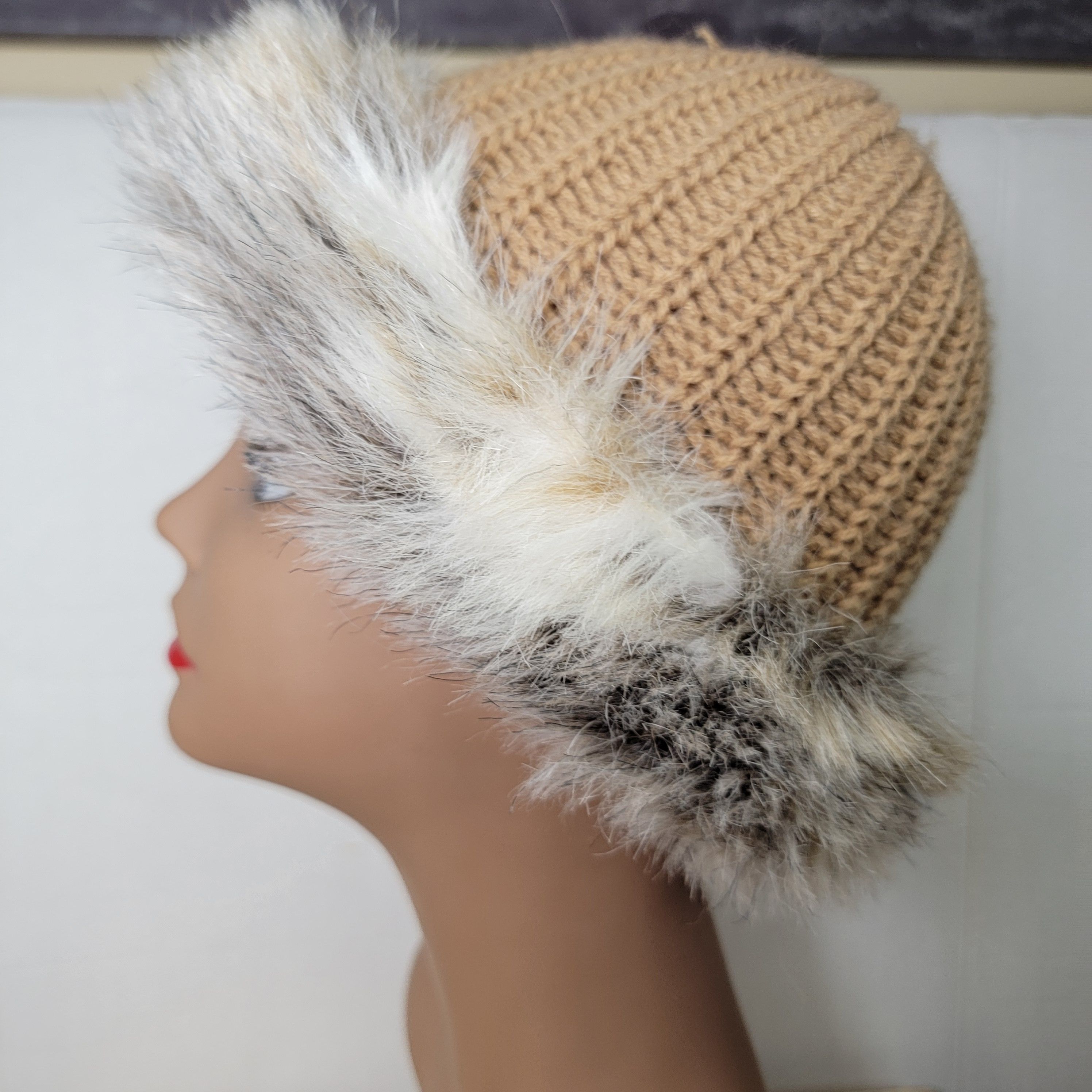 Other Brown Knit Winter Hat w/ Faux Fur Brim Size ONE SIZE - 1 Thumbnail