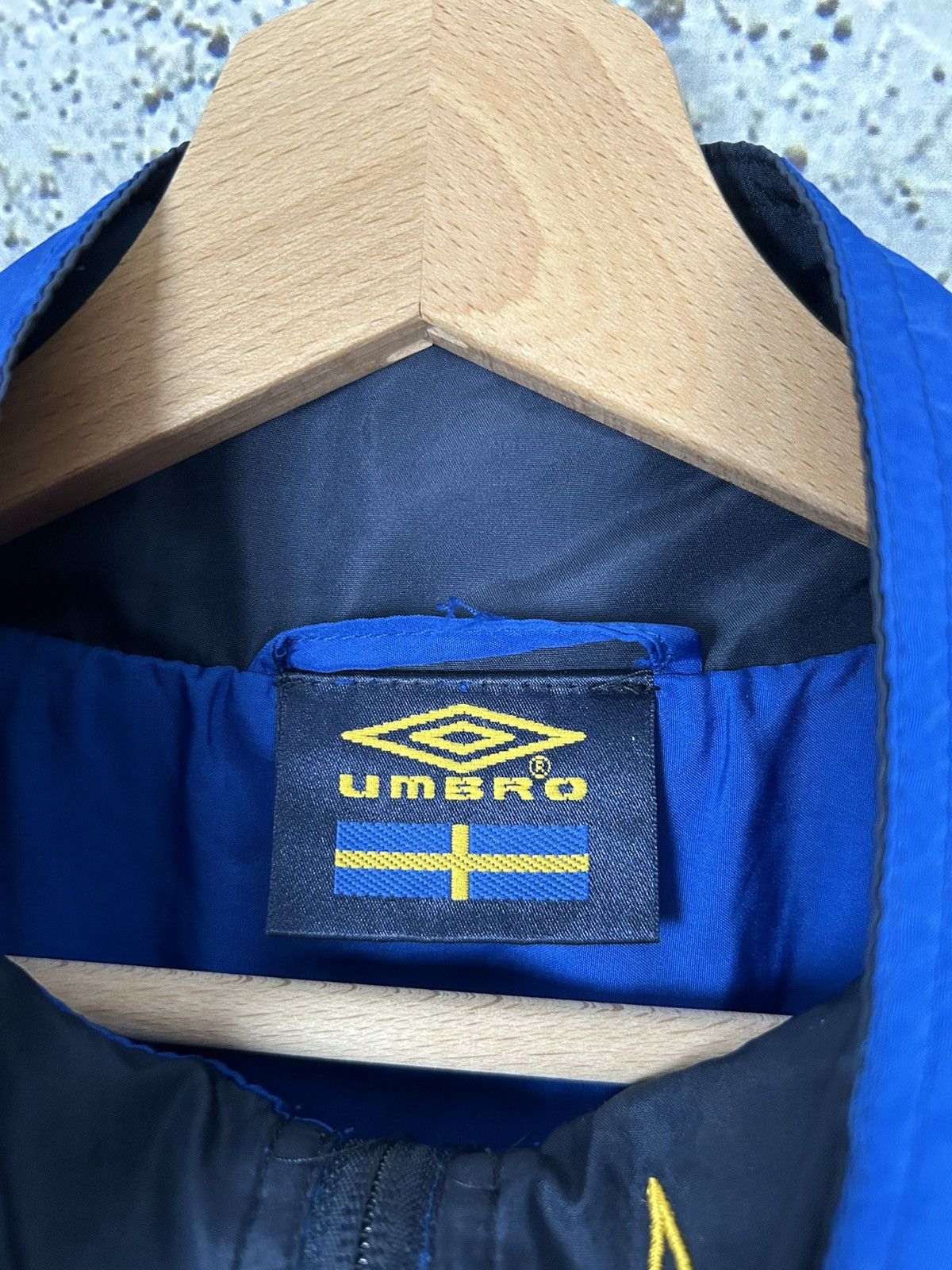 Umbro Vintage Umbro Sweden Soccer Light Jacket Nylon Football Size US M / EU 48-50 / 2 - 6 Thumbnail