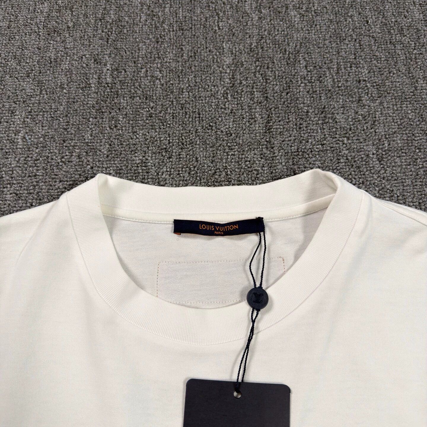 Louis Vuitton LV Parachute Print White T-shirt Size L Near New Size US L / EU 52-54 / 3 - 3 Thumbnail
