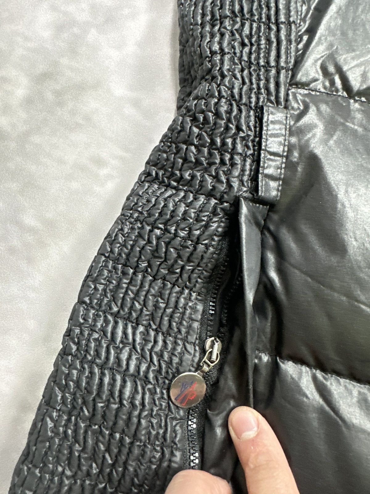 Moncler Vintage Moncler Puffer Jacket down big logo patch luxury Size L / US 10 / IT 46 - 12 Thumbnail