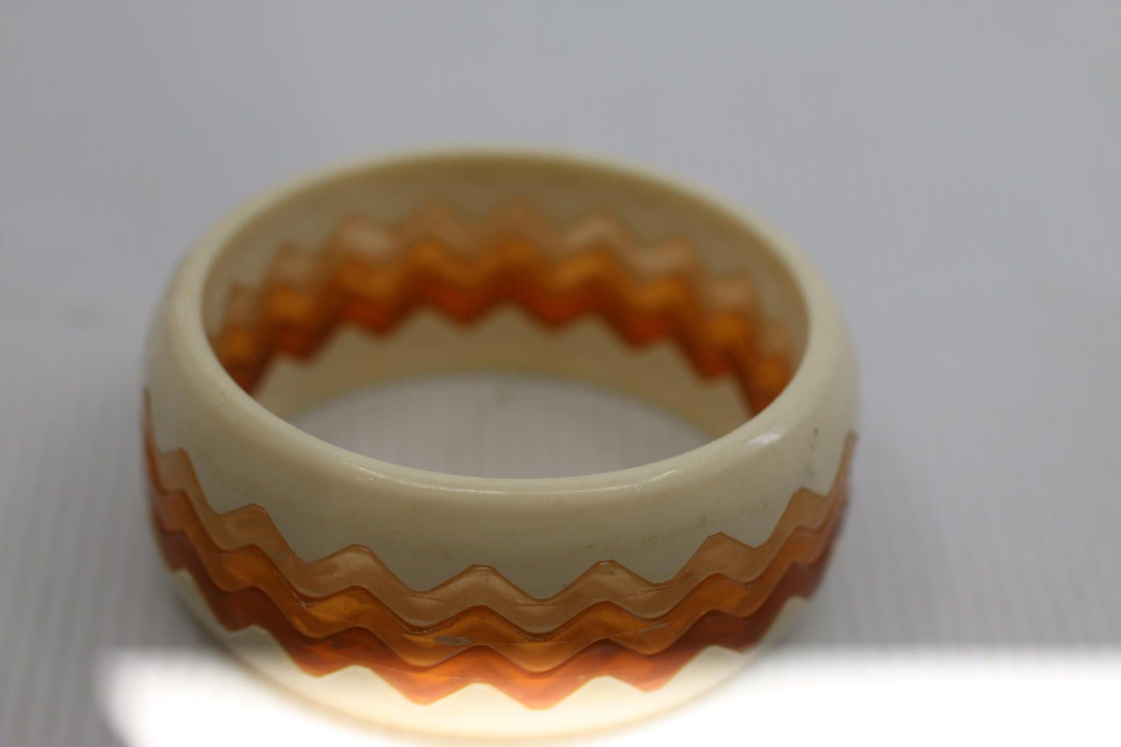 The Unbranded Brand Vintage Cream Amber Zigzag Lucite Bangle 70s Mod Jewelery Size ONE SIZE - 1 Thumbnail