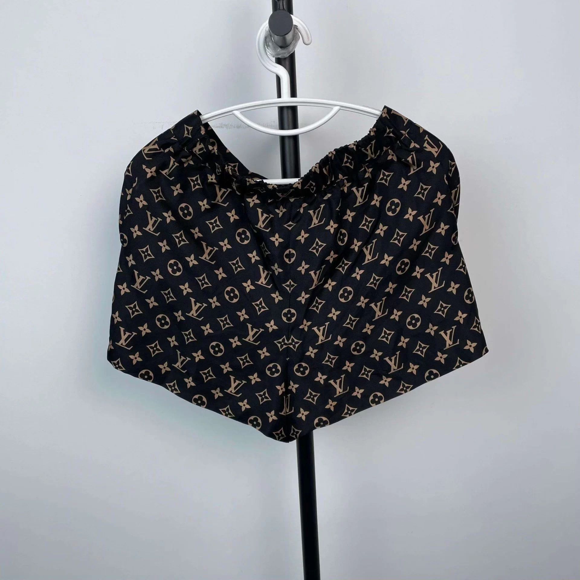 Louis Vuitton LV Monogram Silk Black 38 Shorts Size 27" / US 4 / IT 40 - 2 Thumbnail