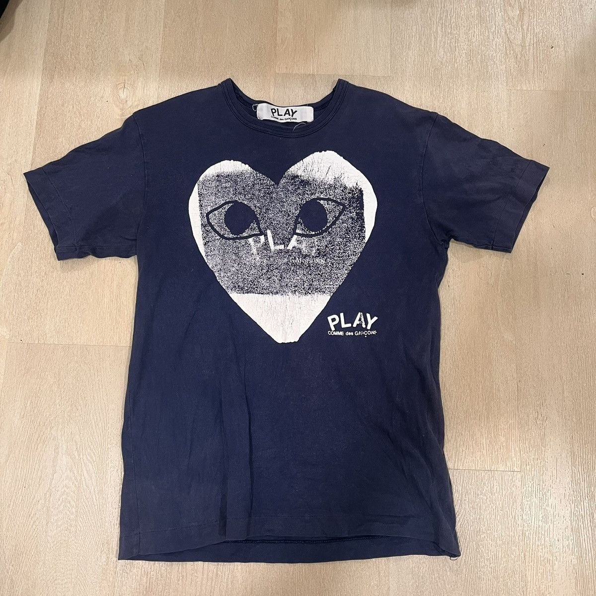 Comme des Garcons Single Stitch Sunfaded CDG Play tee Size US S / EU 44-46 / 1 - 1 Thumbnail