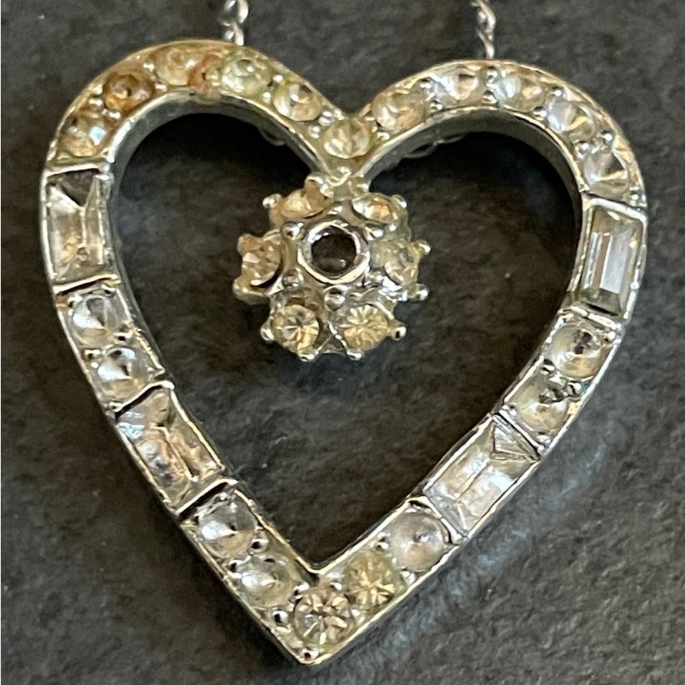 Designer VTG Beautifully Clasped Heart Shaped Pendant Necklace Size ONE SIZE - 2 Thumbnail