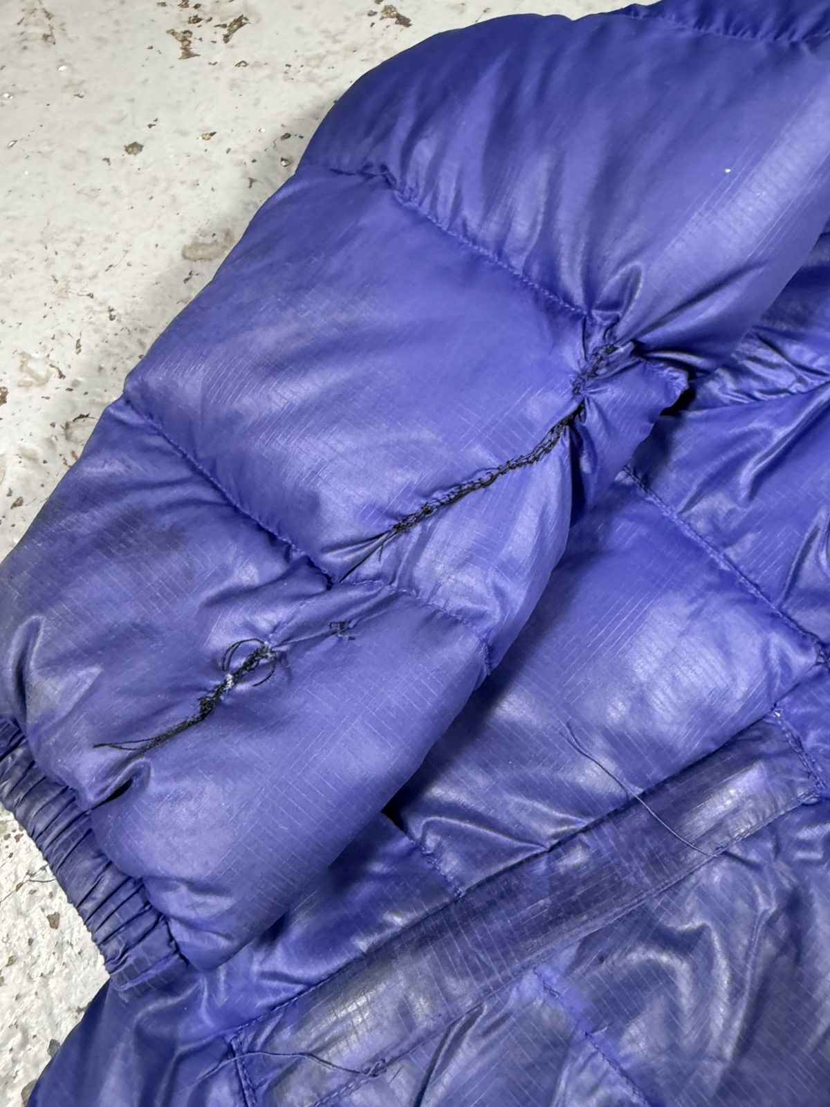 The North Face Distressed North Face Puffer Jacket Size US L / EU 52-54 / 3 - 7 Thumbnail