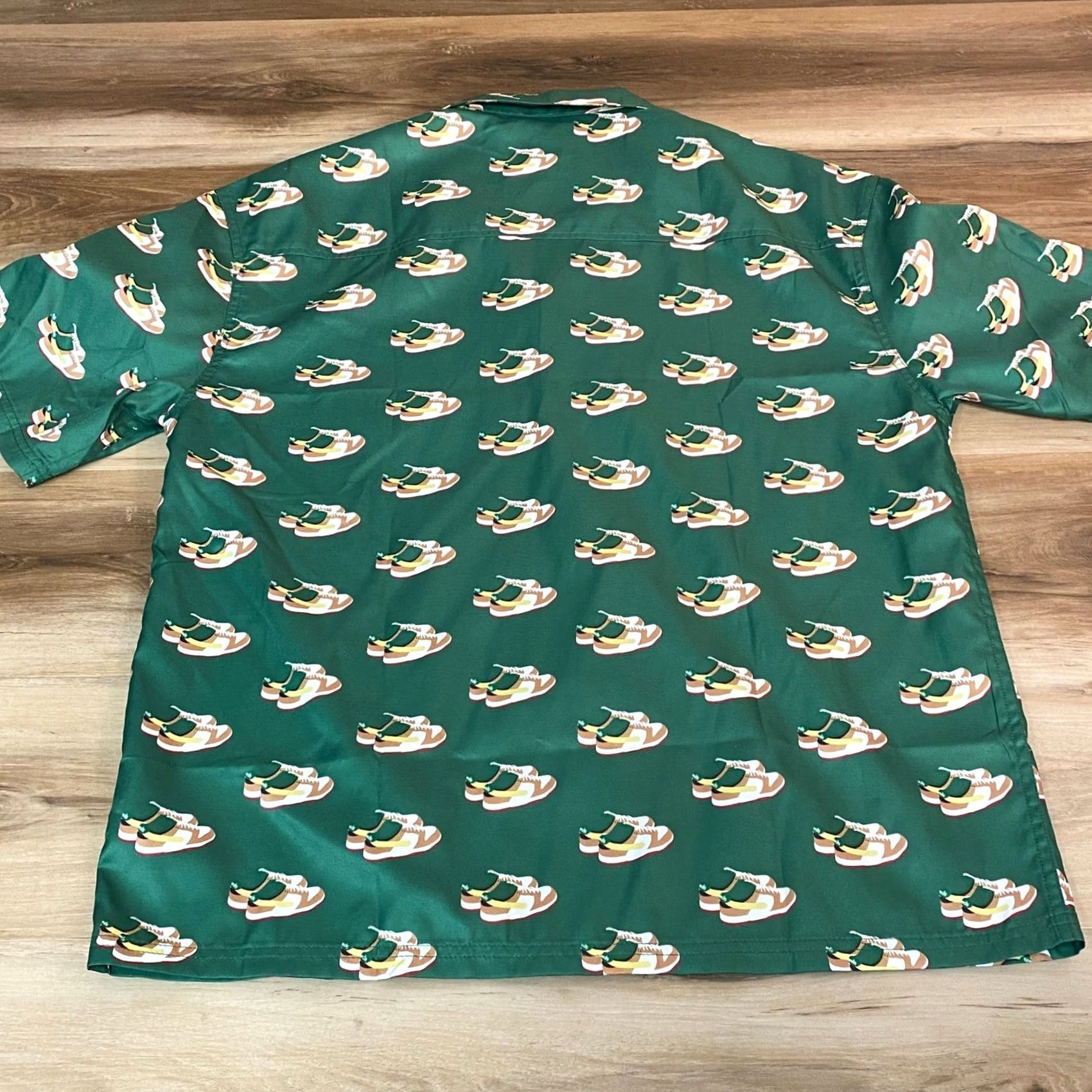 Vandy The Pink VANDY THE PINK Shirt Mens Large Green All Over Sneaker Print Short Sleeve Button Up Shirt Size US L / EU 52-54 / 3 - 7 Thumbnail